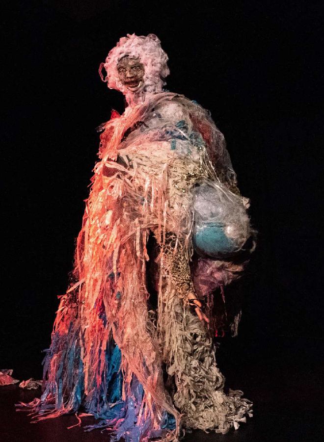 Costume-sculpture en mouvement, textures et couleurs