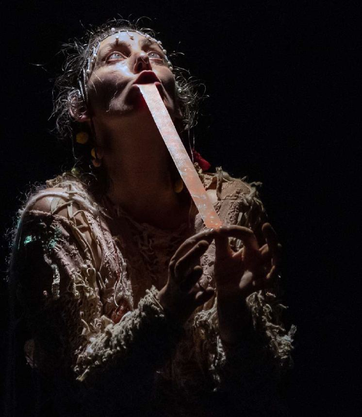 Gros plan, performance vocale et corporelle de Katia Leroi-Godet