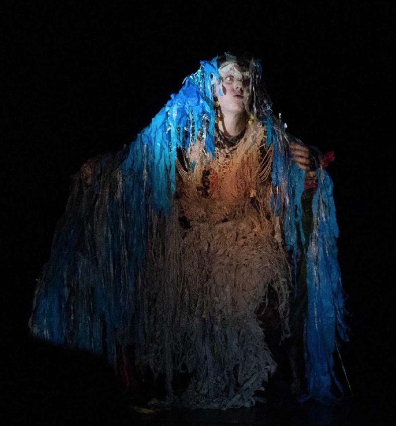 Katia Leroi-Godet émergeant de la robe-sculpture, lumière bleue